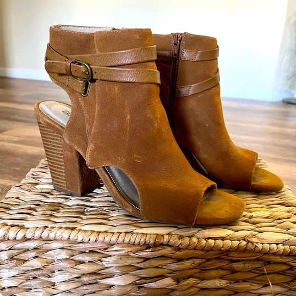 Camel Brown White Mountain Ankle High Heel Bootie Boot Size 8 Suede Leather - Picture 2 of 3